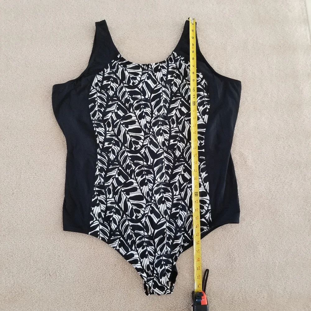 NWT Juno Active Black And White One Piece Leaf Print Swimsuit Size 6XL (38/40)